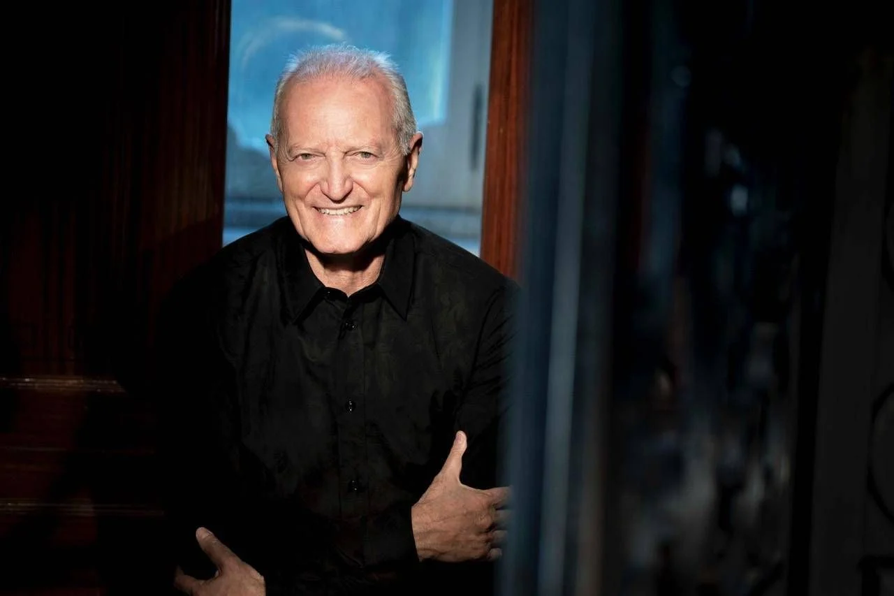 Santo Versace leva a Roma um concerto com instrumentos feitos de barcos de migrantes para apoiar mães africanas