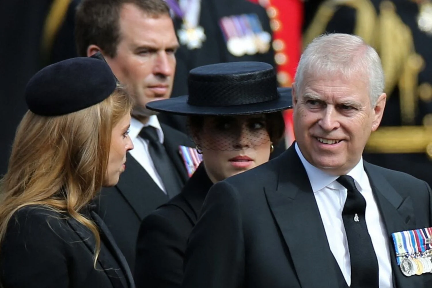 Buckingham se diz pronto a cooperar com investigação sobre o Príncipe Andrew; reaparecem ligações a Epstein e Maxwell