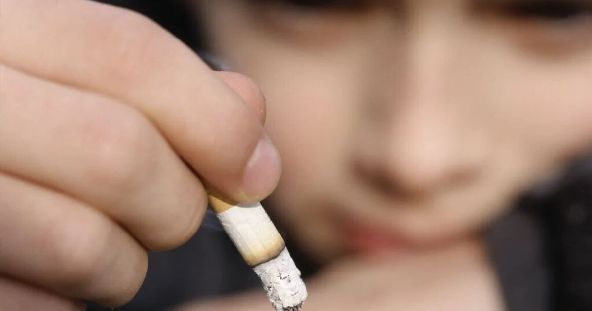 Começar a fumar antes dos 20 anos aumenta em até 80% o risco de AVC e dobra risco de infarto, diz estudo