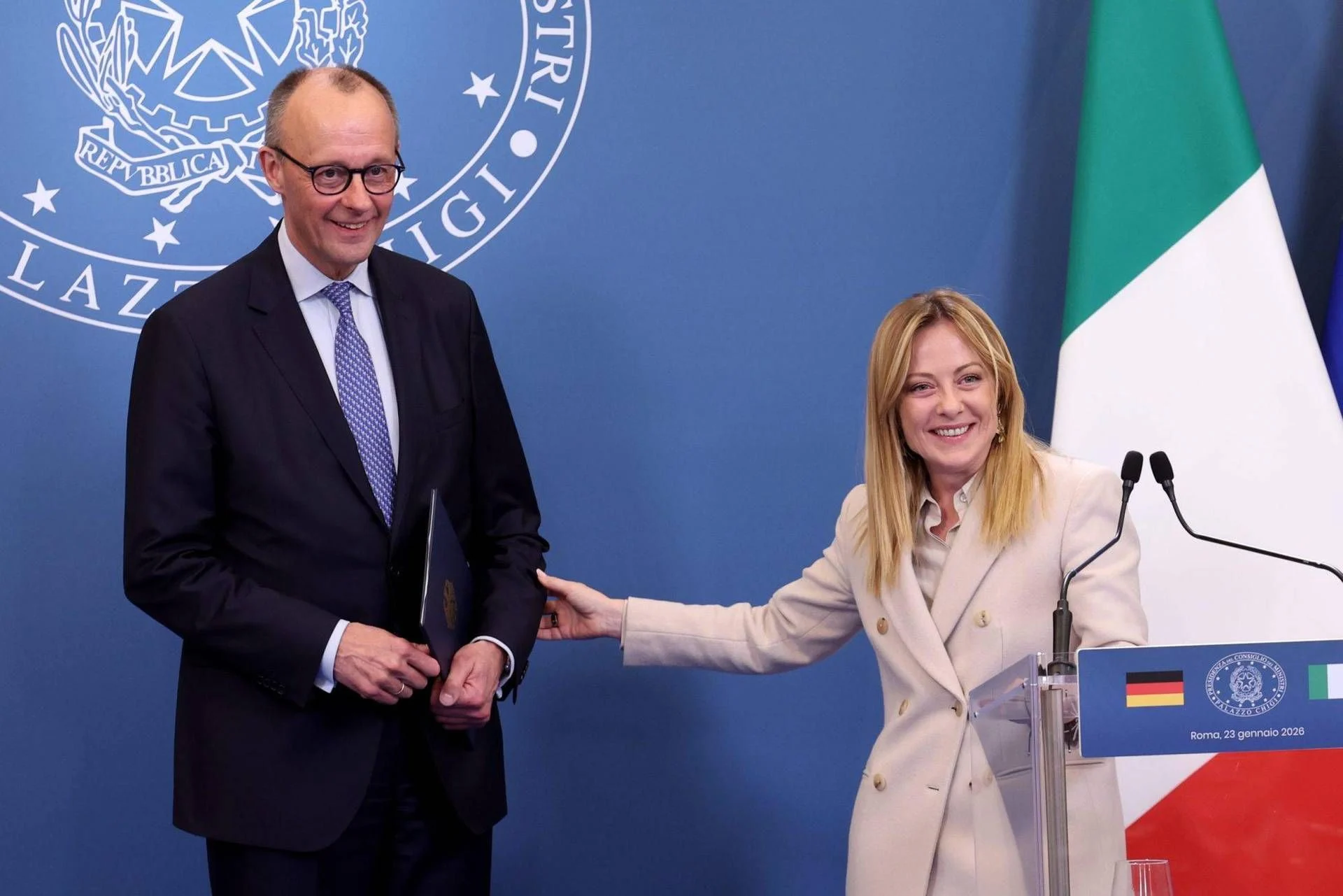 Eixo Itália-Alemanha desafia Paris: Macron propõe eurobond e o impulso do Buy European