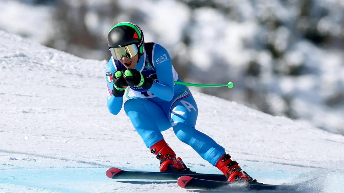 Milano Cortina: Sofia Goggia cai na descida da combinada por equipes em Cortina d'Ampezzo