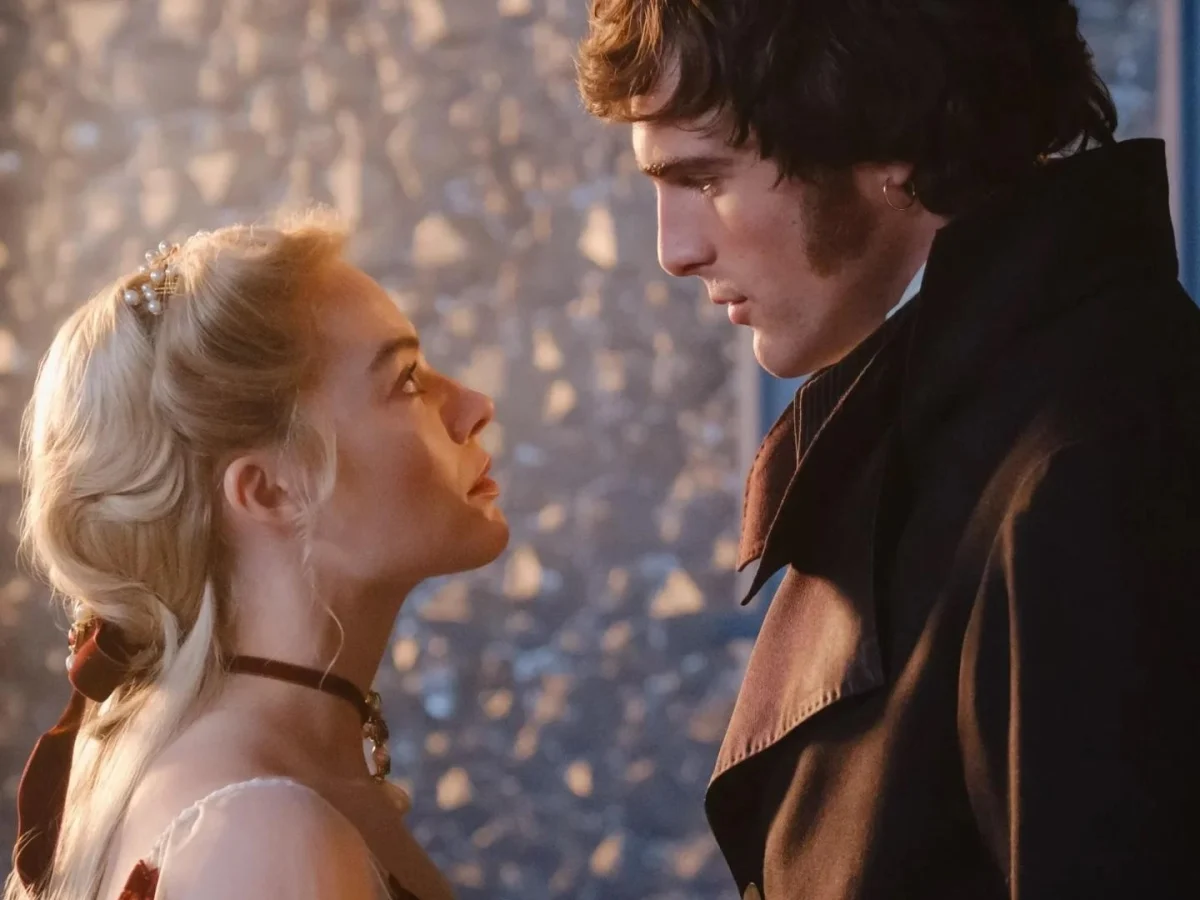 Cime tempestose de Emerald Fennell: quando Hollywood transforma o gênio de Emily Brontë em quadrinho ruidoso