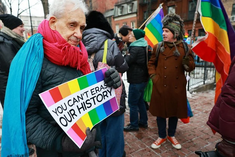 Trump fa rimuovere la bandiera arcobaleno di Stonewall, protesta la comunità LGBTQ+ — rainews.it
