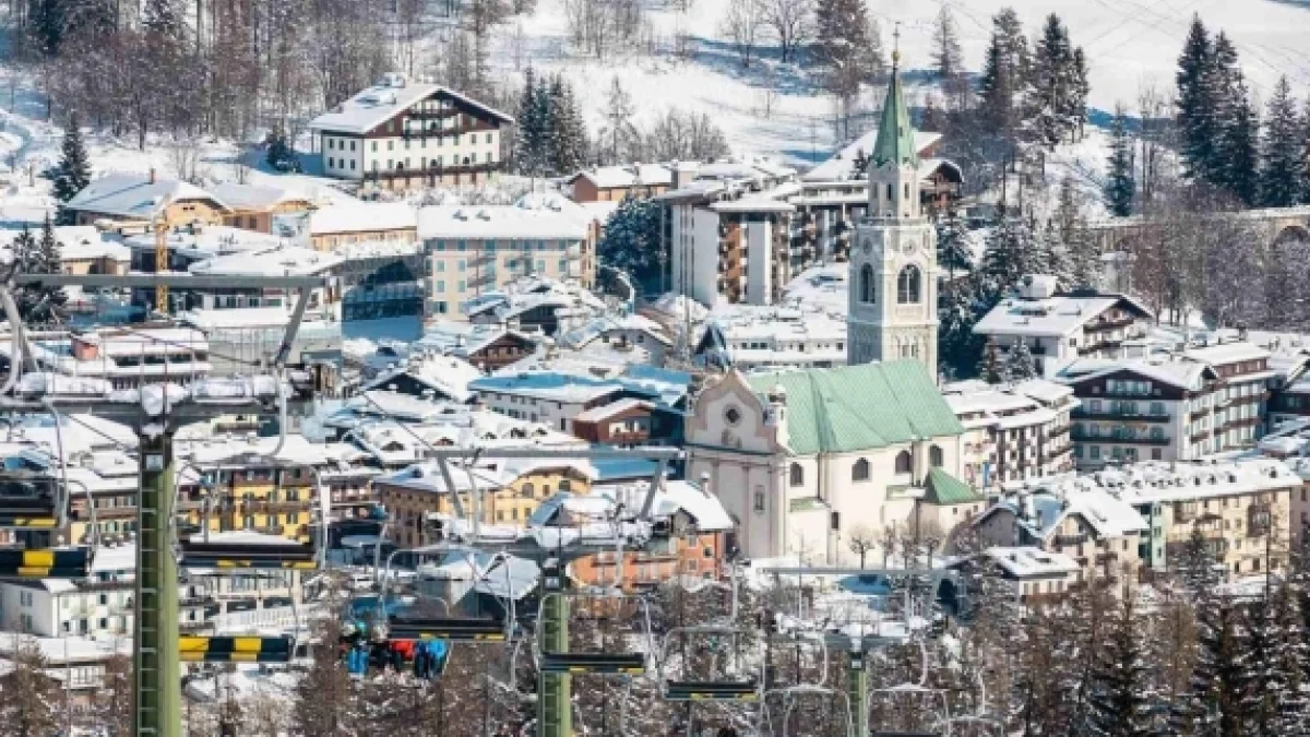 Queda de turistas fora de Cortina sacode comércio local: «A imagem de cidade inacessível prejudica as vendas»