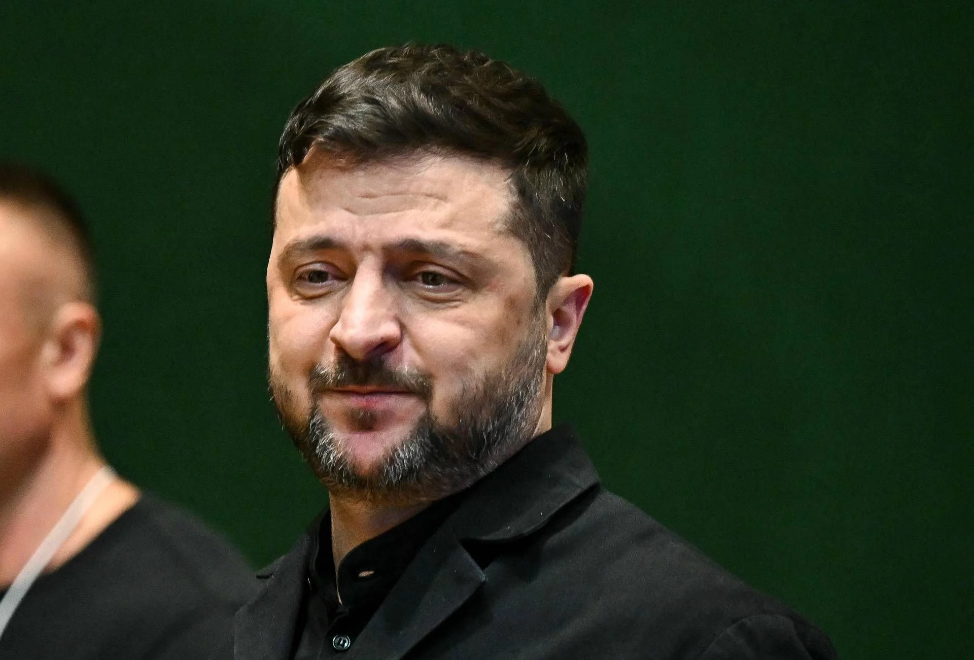 Zelensky e o tabuleiro de poder: eleições e referendo sobre a paz podem vir até maio, em meio a pressão dos EUA e novo ataque russo