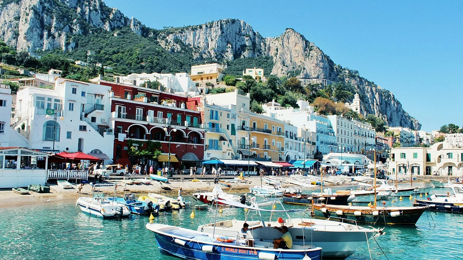 Capri restringe grupos turísticos e proíbe guarda-chuvas para preservar charme e circulação