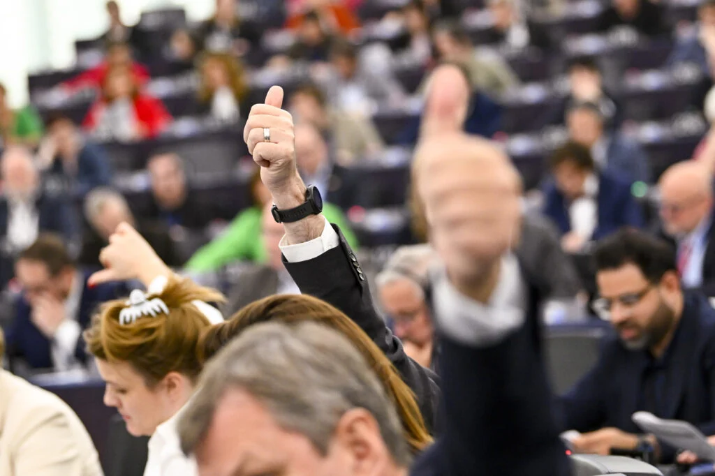 Parlamento Europeu aprova por ampla maioria o empréstimo de 90 bilhões à Ucrânia