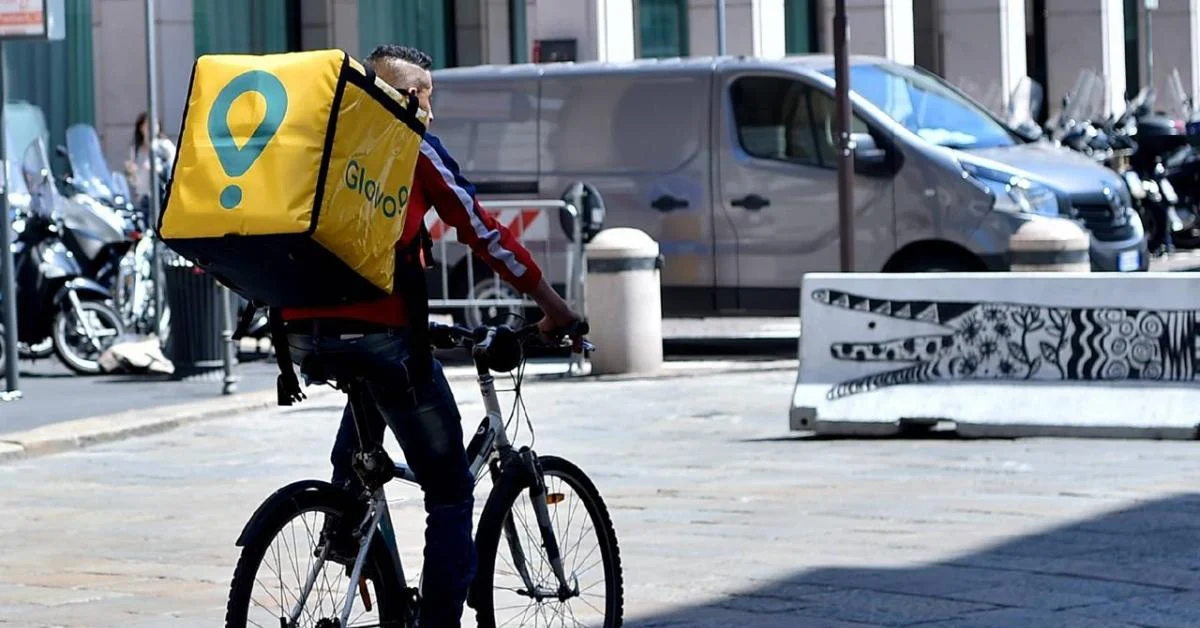 Glovo sob administração judicial na Itália: trabalho em plataforma enfrenta teste de legalidade constitucional