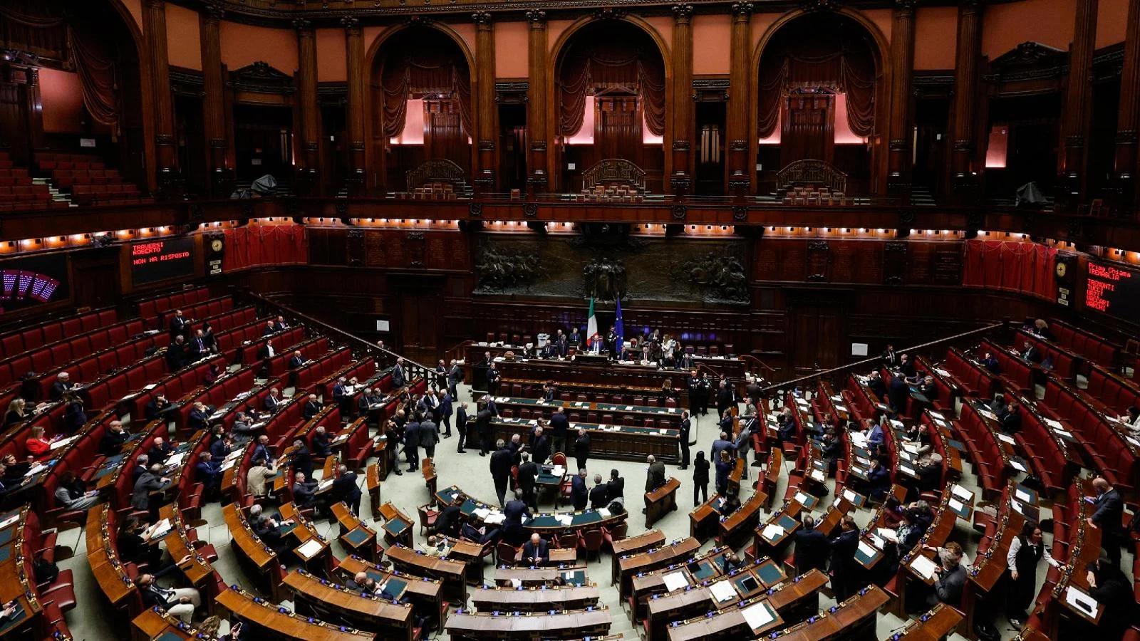 Decreto Ucrânia: governo vence voto de confiança; Vannacci afirma que 'serve para nos colocar à direita'