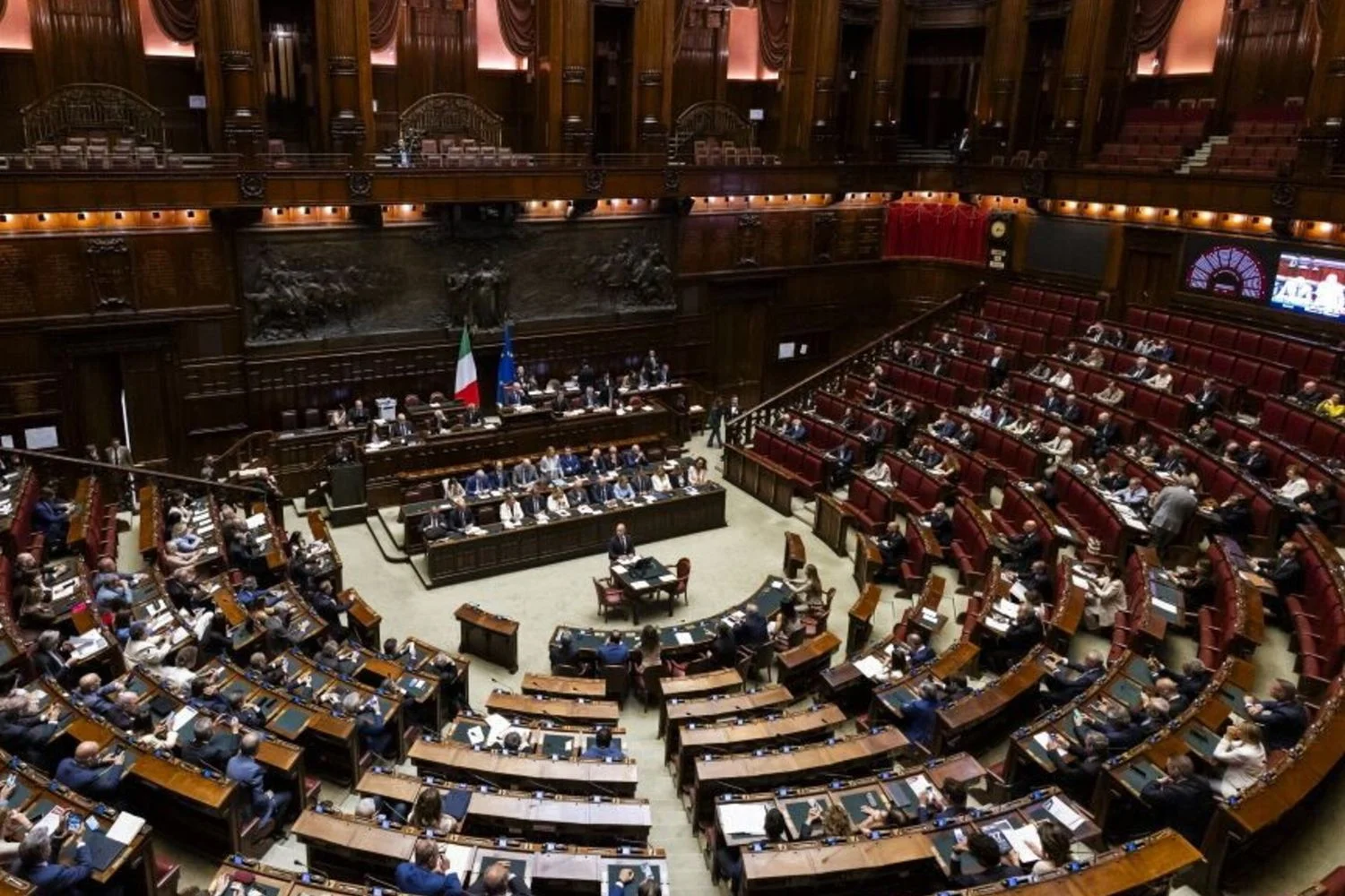 Câmara aprova voto de confiança ao decreto sobre a Ucrânia; Futuro Nazionale pede limites, mas apoia tramitação