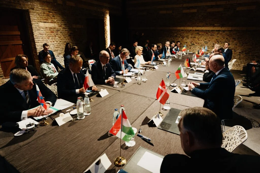 Competitividade: 19 líderes e von der Leyen articulam estratégias em Alden Biesen antes do Conselho