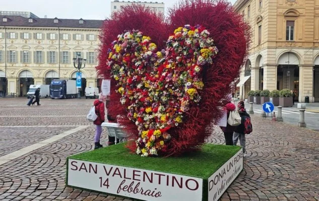 Mais de 2.000 flores celebram o Dia dos Namorados em Piazza San Carlo em Turim