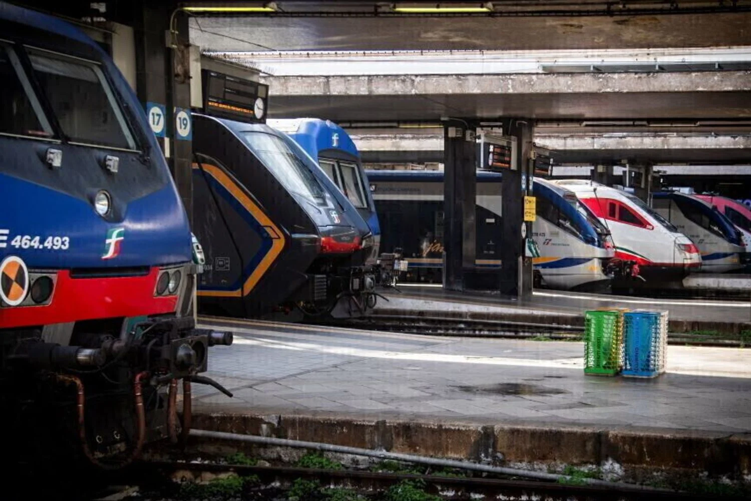 Novos sabotagens na Alta Velocidade causam atrasos e cortam cabos entre Roma e Nápoles; investigação da DIGOS em andamento