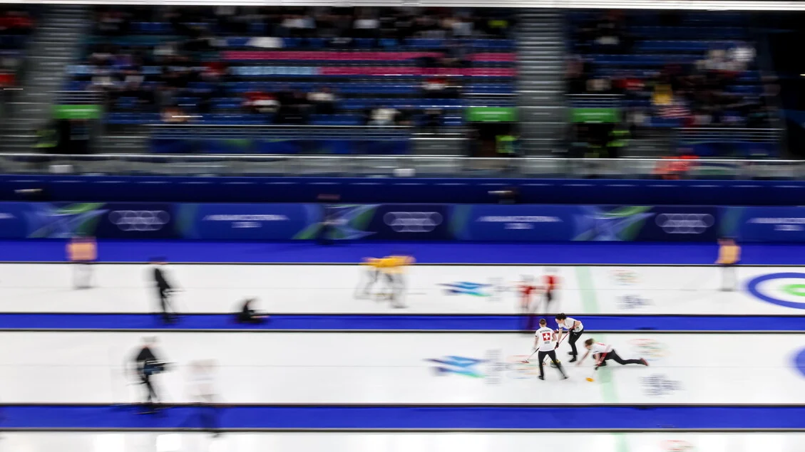 World Curling descarta VAR e adota dois árbitros móveis para fiscalizar lançamentos em Milano Cortina