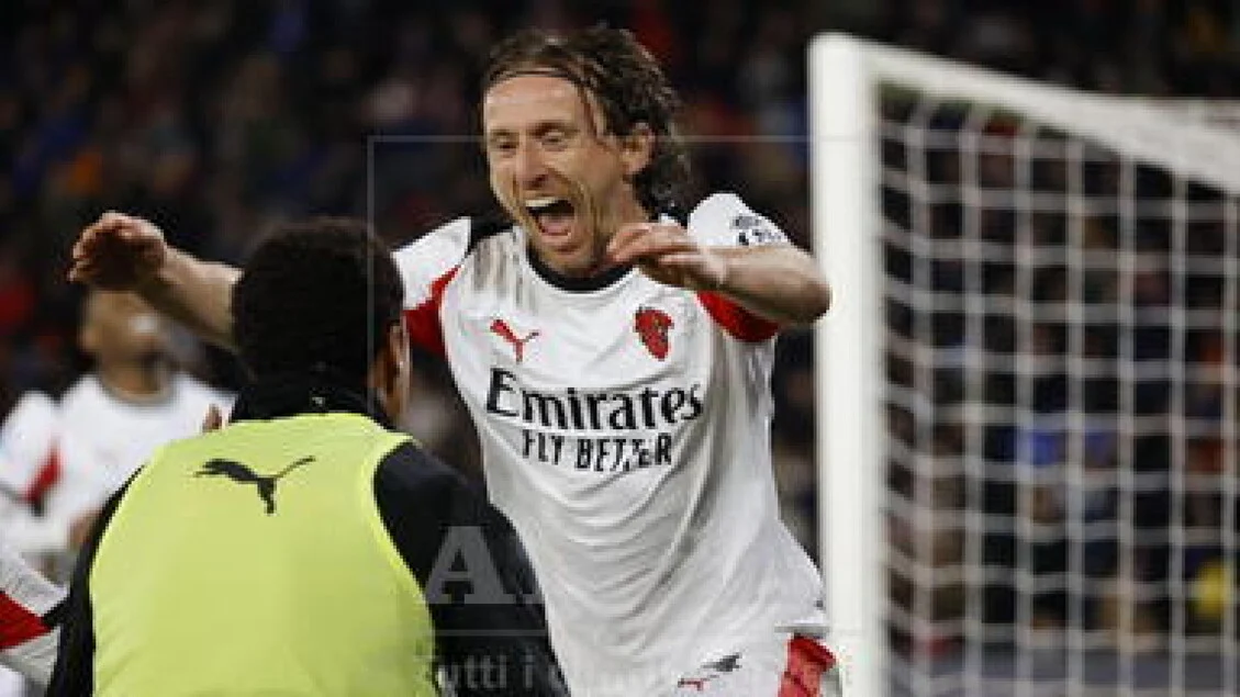 Milan sofre, mas vence o Pisa: Modric define com obra-prima e mantém pressão na liderança