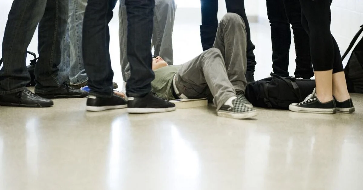 Adolescente com deficiência é espancado e jogado em lixeira em Silvi; dois menores investigados