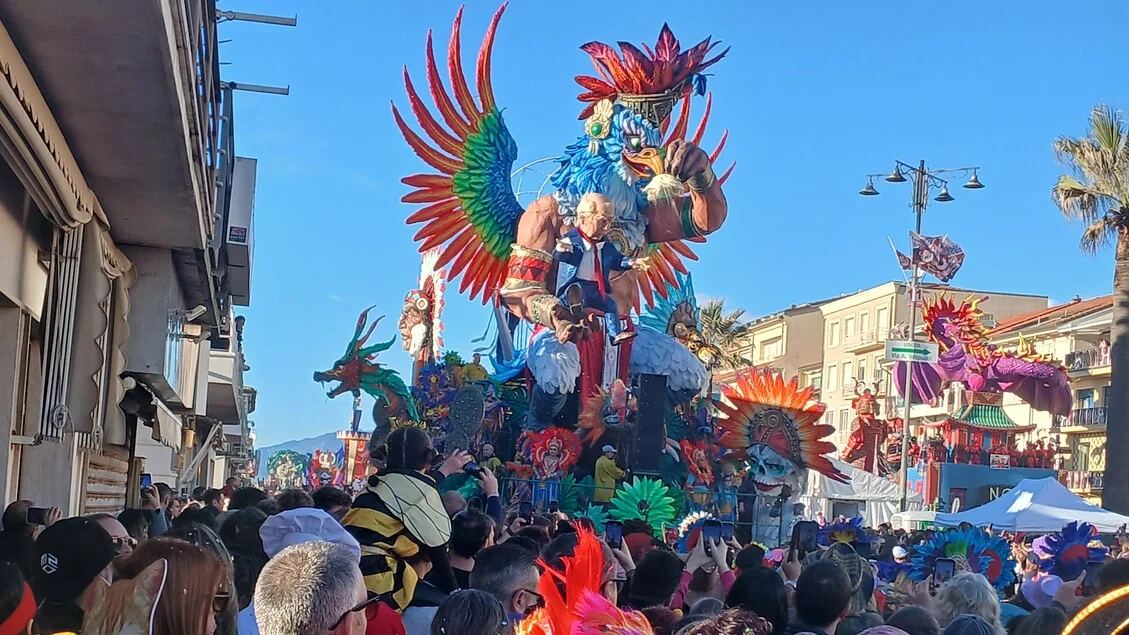 Carnevale di Viareggio reúne mais de 100.000 espectadores no lungomare entre carros, pipas e solidariedade