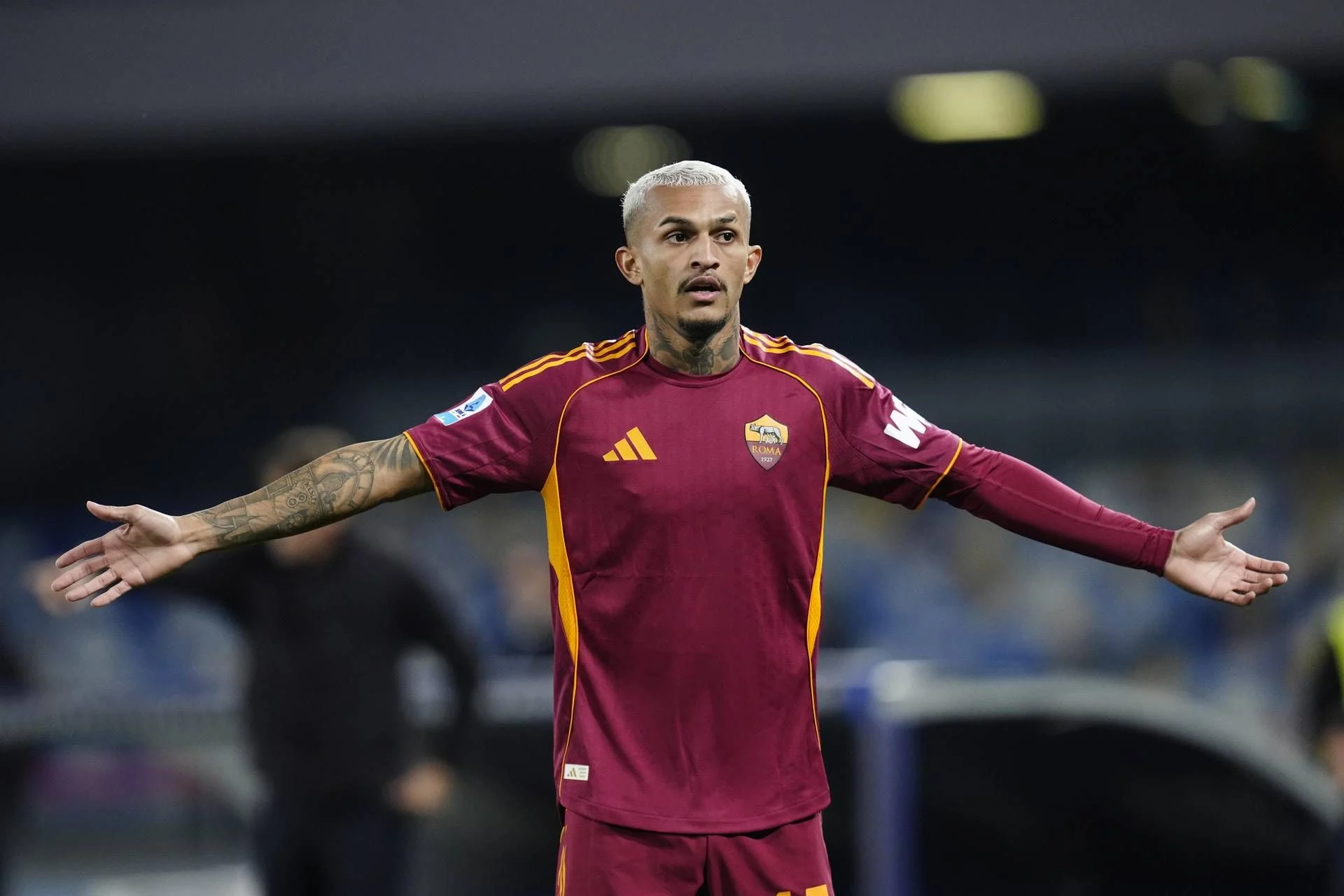 Pênalti em Napoli–Roma: Rrahmani derruba Wesley aos 68' — decisão de Colombo confirmada pelo VAR