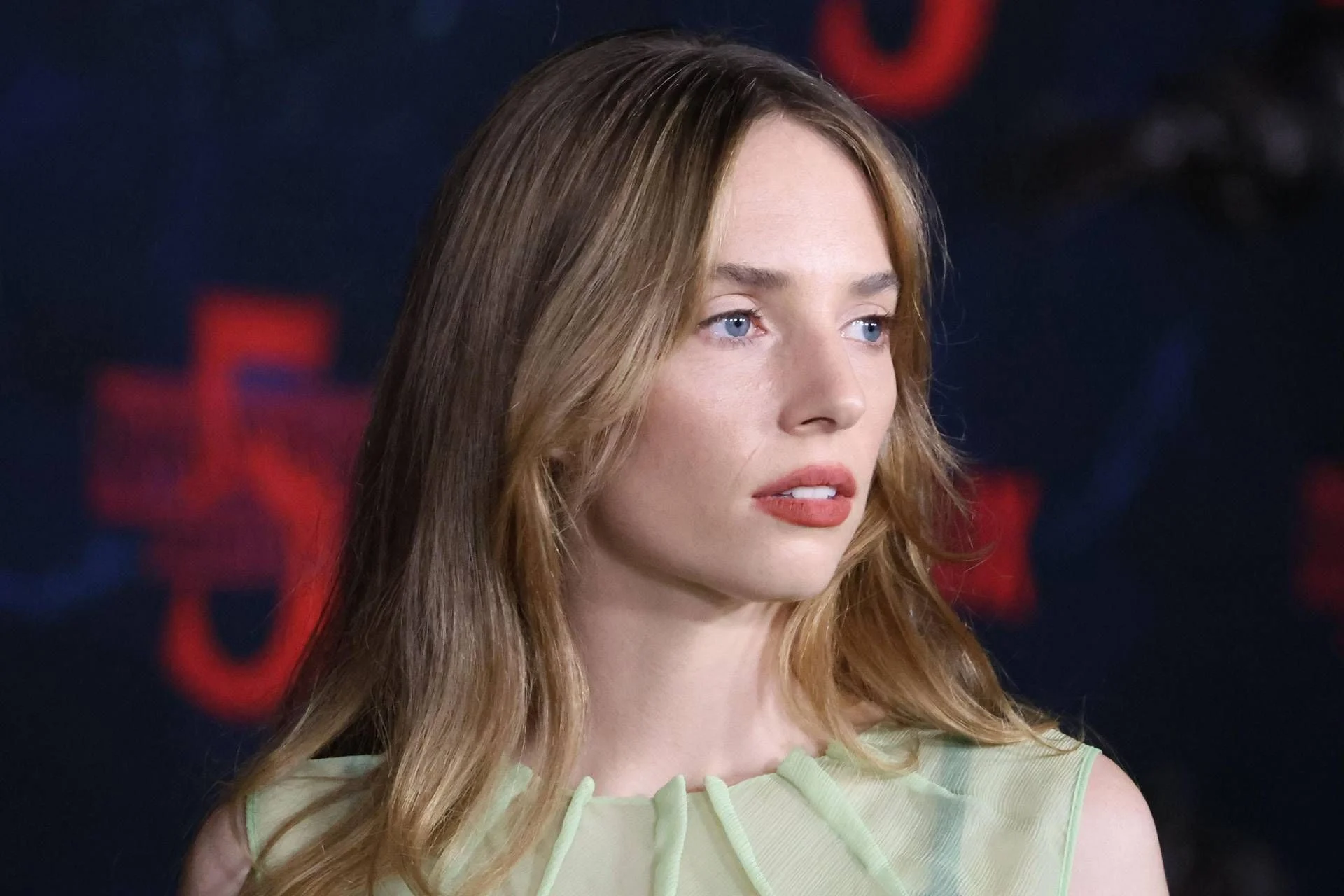 Maya Hawke se casa em Nova York com Christian Lee Hutson; elenco de Stranger Things prestigia cerimônia