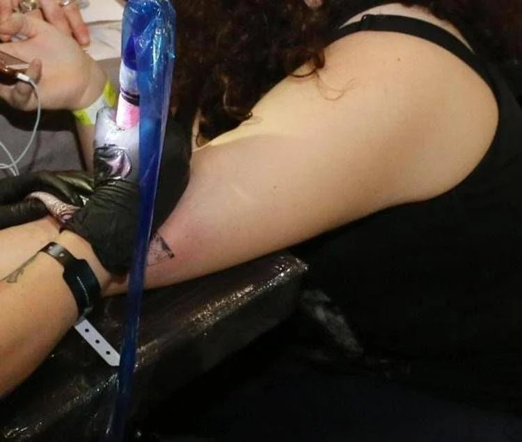 Tatuagens e risco ao sistema imunológico: Estudo aponta toxicidade dos pigmentos vermelho e preto