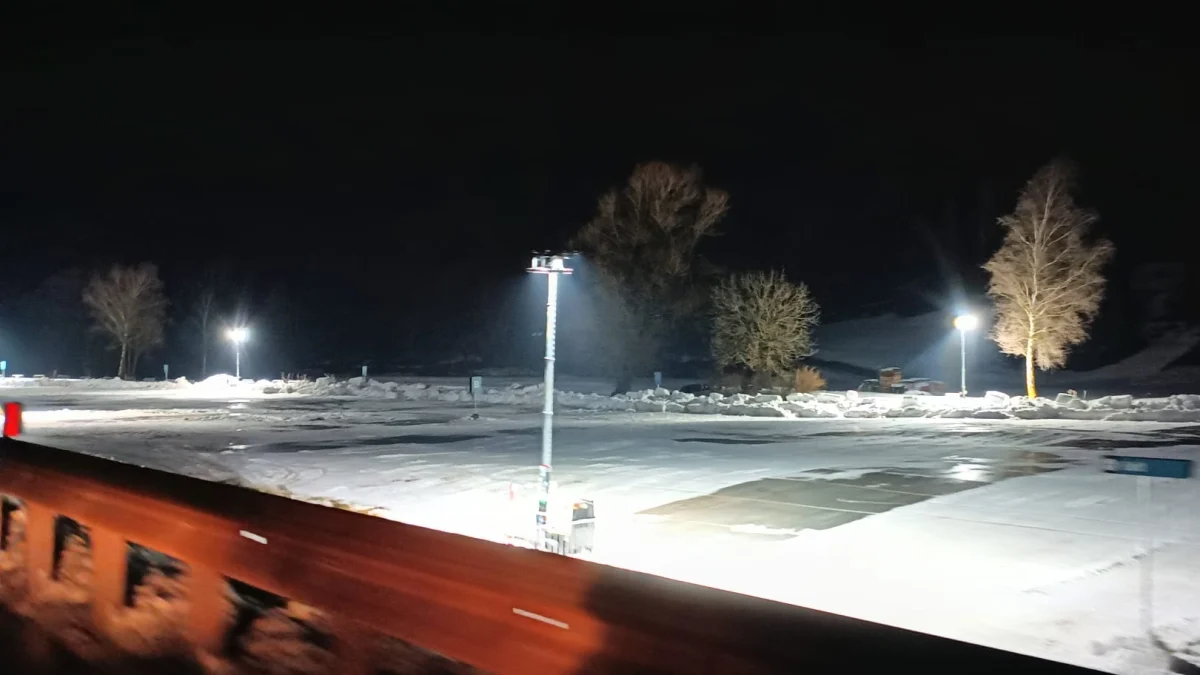 Tesero reclama: Luzes a diesel e geradores mantêm estacionamento olímpico aceso e perturbam moradores