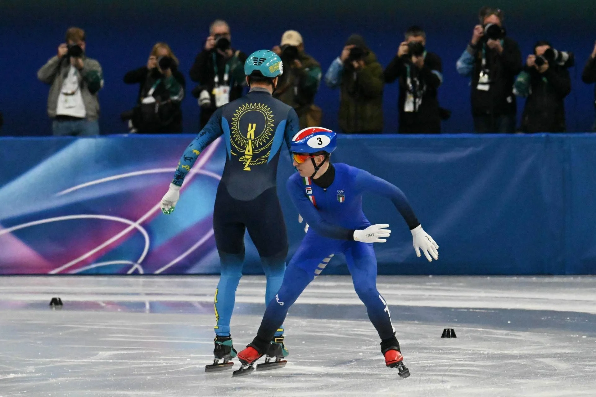 Sighel repete ato e encanta Milano Cortina: chegada de costas nos 500 m do short track