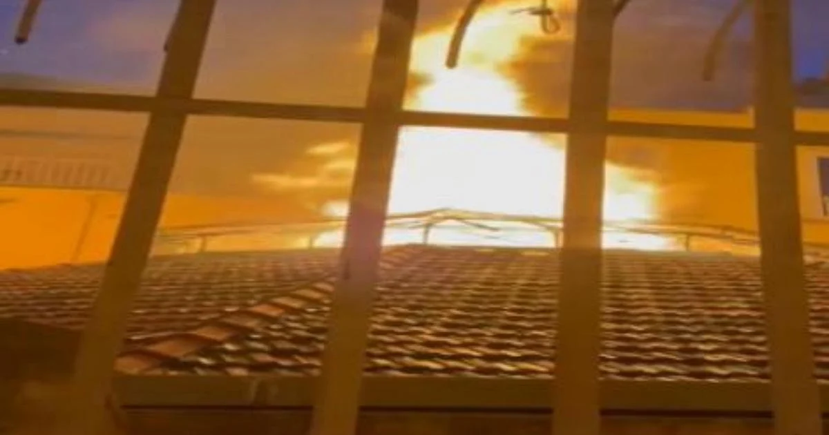 Incêndio no Teatro Sannazaro, Nápoles: Cúpula desaba e causas seguem em investigação