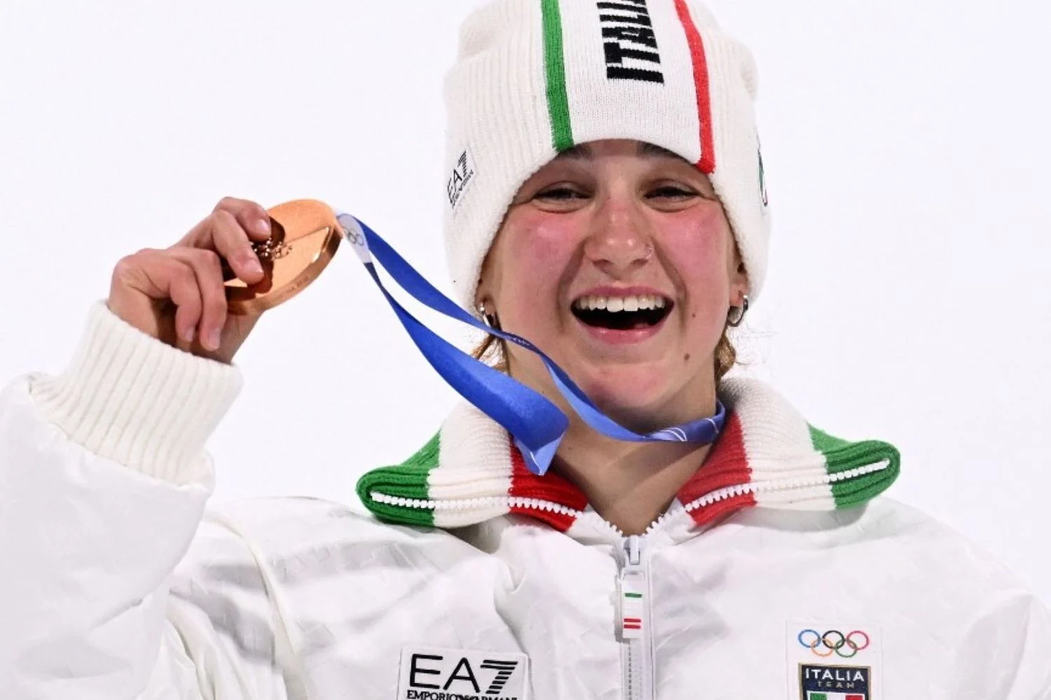Flora Tabanelli conquista bronze histórico no Big Air em Milano Cortina 2026