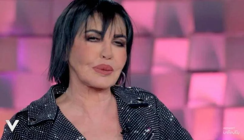 Fiordaliso, o humor negro e a metáfora da pizza ao anunciar os 70 anos: “Me restam poucos anos”