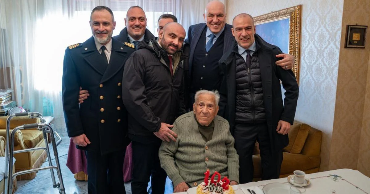Crosetto visita o pai de Angelo Bonelli: Ex-carabiniere de 102 anos celebrado com café e bolo