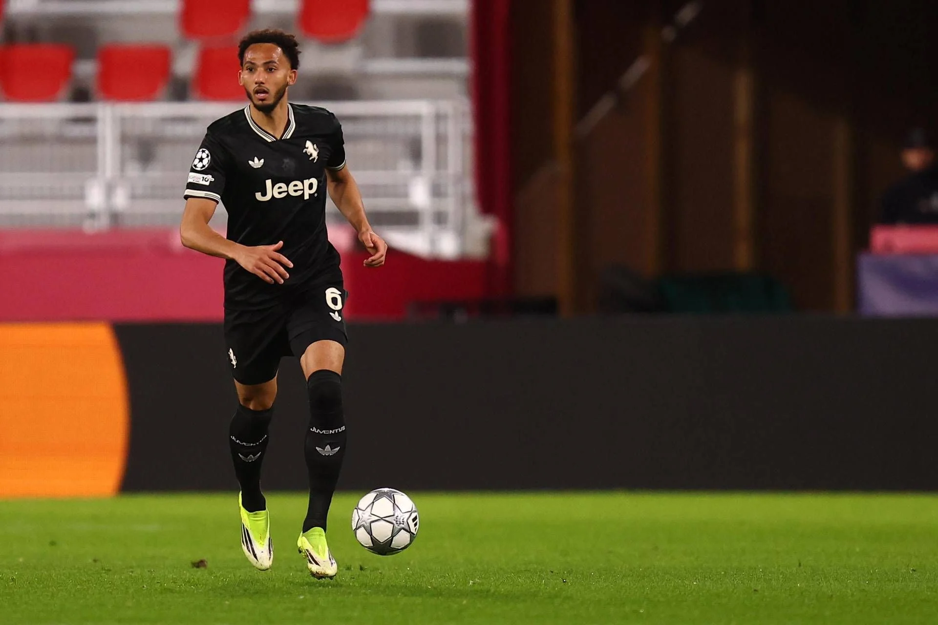 Lloyd Kelly denuncia insultos racistas após Galatasaray-Juventus; zagueiro anuncia ações legais