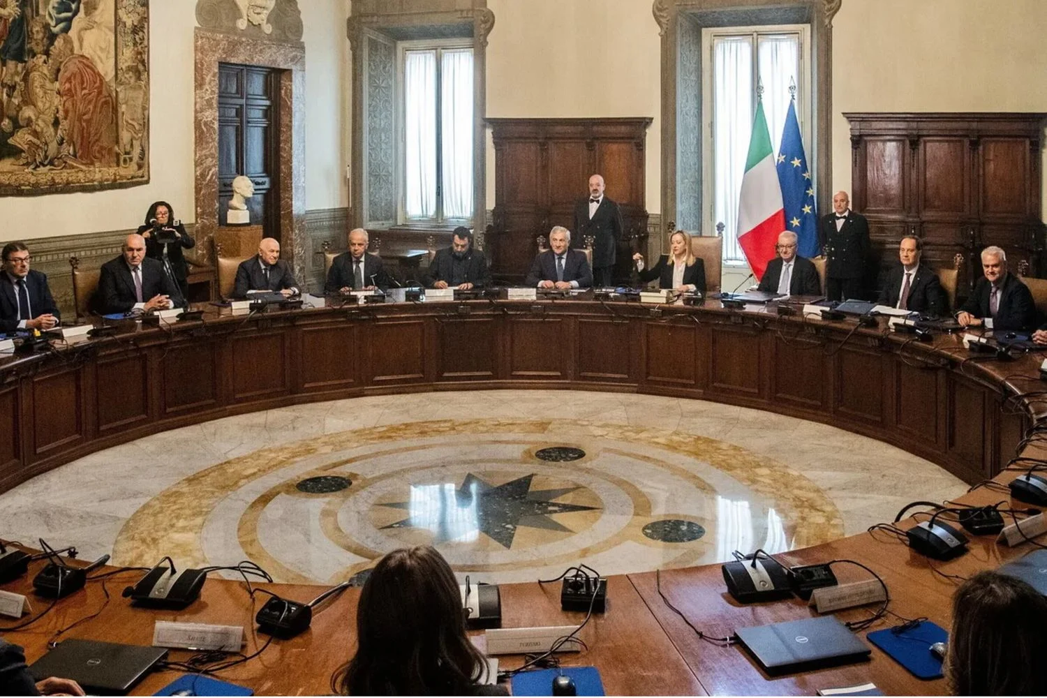 Decreto Bollette no CdM: FI promete cortar contas até 50% enquanto M5S denuncia falta de medidas concretas