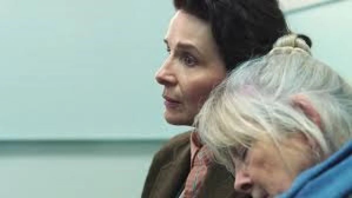 Juliette Binoche e o abismo da memória em Queen at Sea: um espelho da nossa solidão urbana