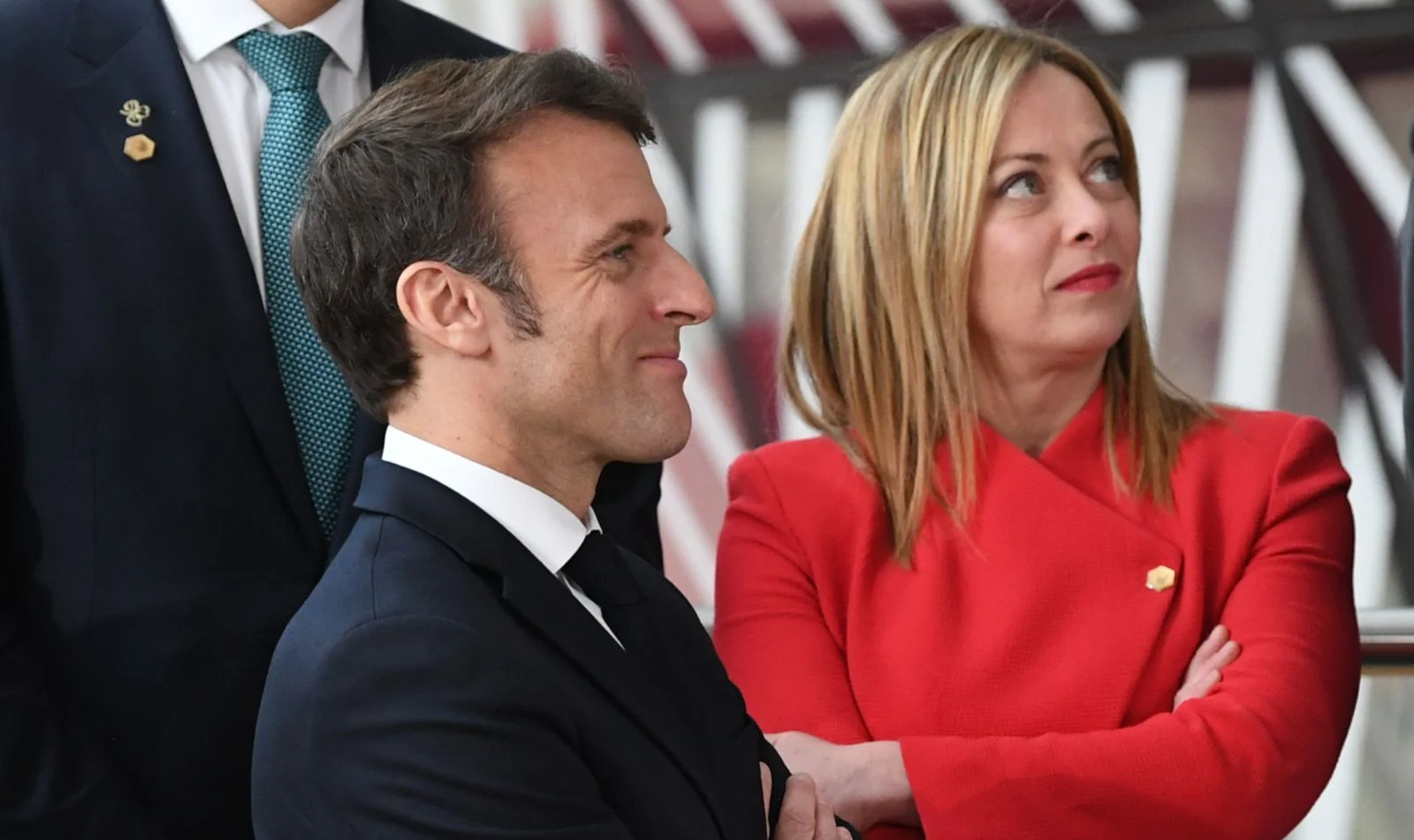 Macron é o líder mais apreciado na UE; Meloni avança em amplo espectro político, aponta Polling Europe Euroscope