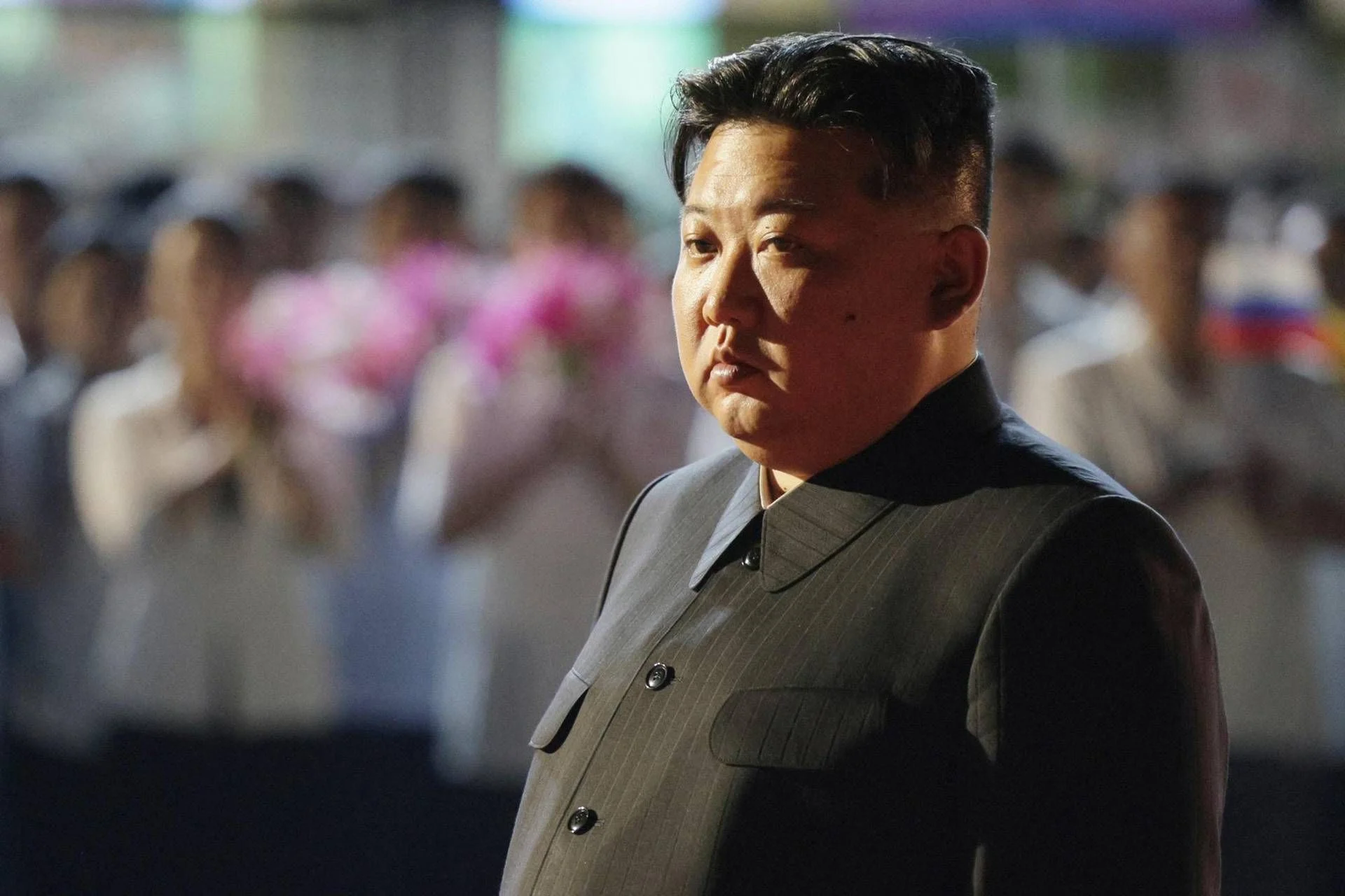 Kim Jong Un revela poderoso sistema lançador de foguetes com alegada capacidade nuclear
