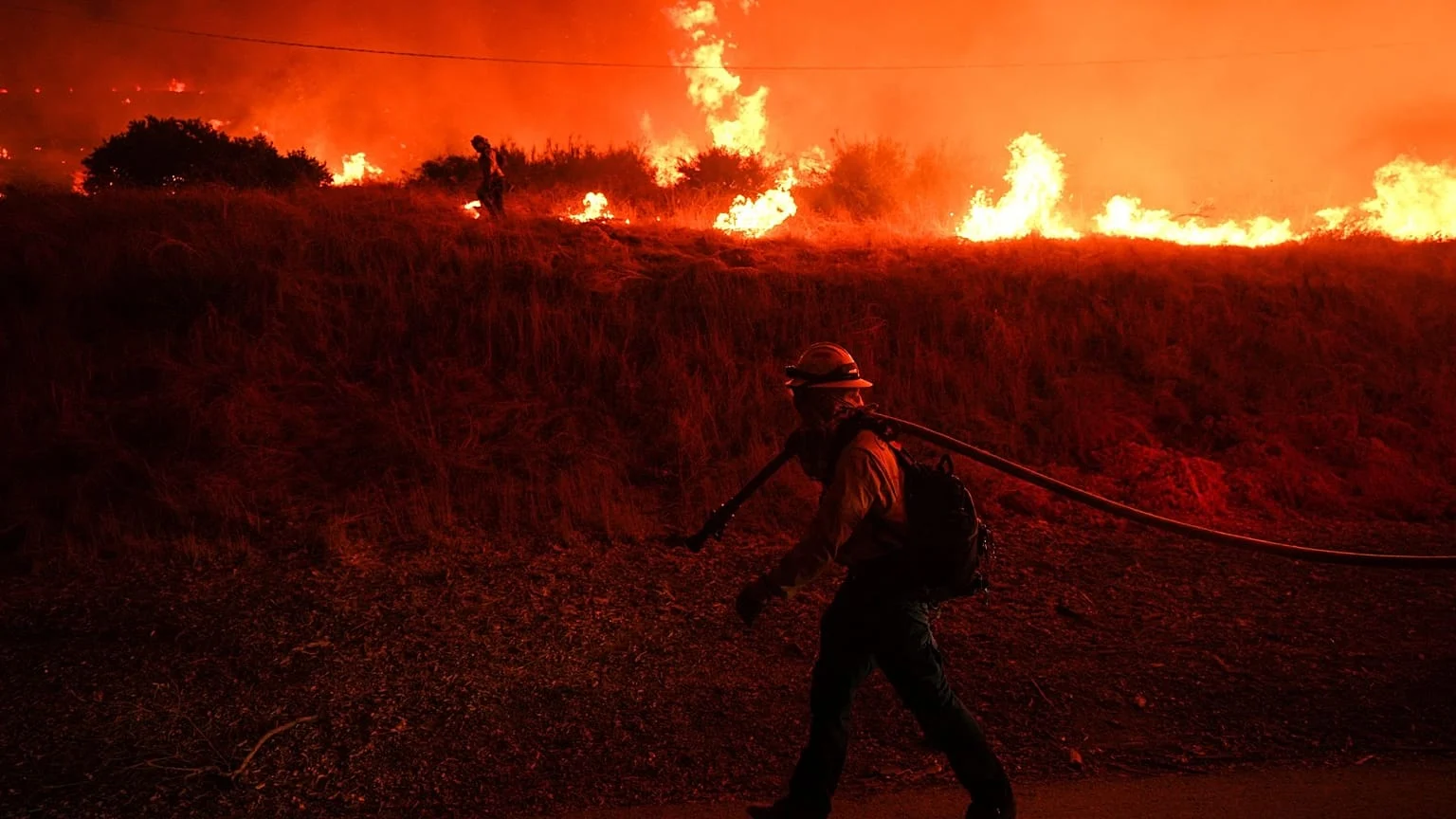 Incêndios em sincronia: dias favoráveis quase triplicaram e países podem ficar sem recursos