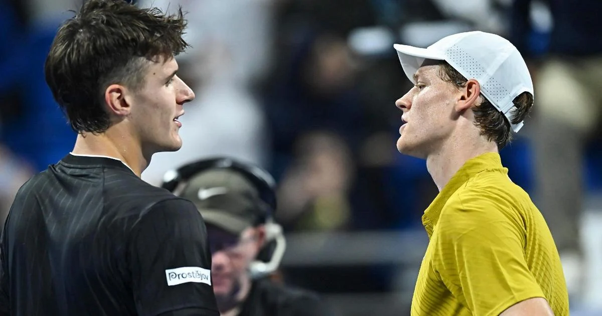 Sinner sofre surpresa em Doha: Mensik elimina o italiano nos quartos e abre nova narrativa