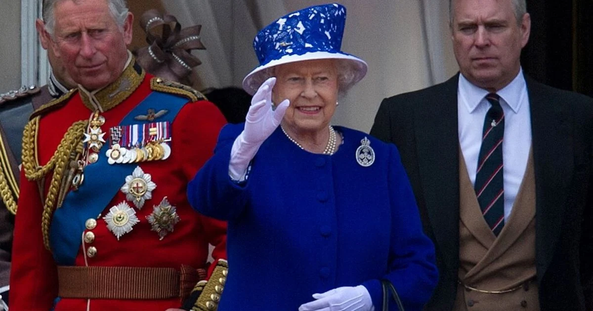 Príncipe Andrew: de herdeiro preferido da Rainha a paria público após prisão