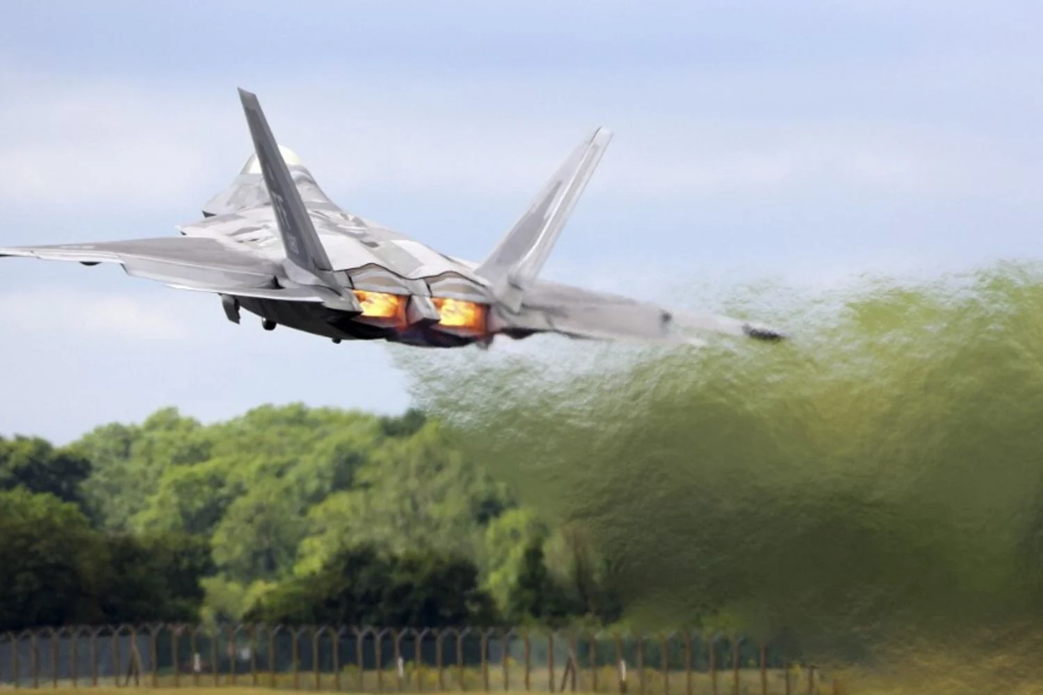 Irã: EUA reforçam presença militar no Oriente Médio com USS Gerald R. Ford