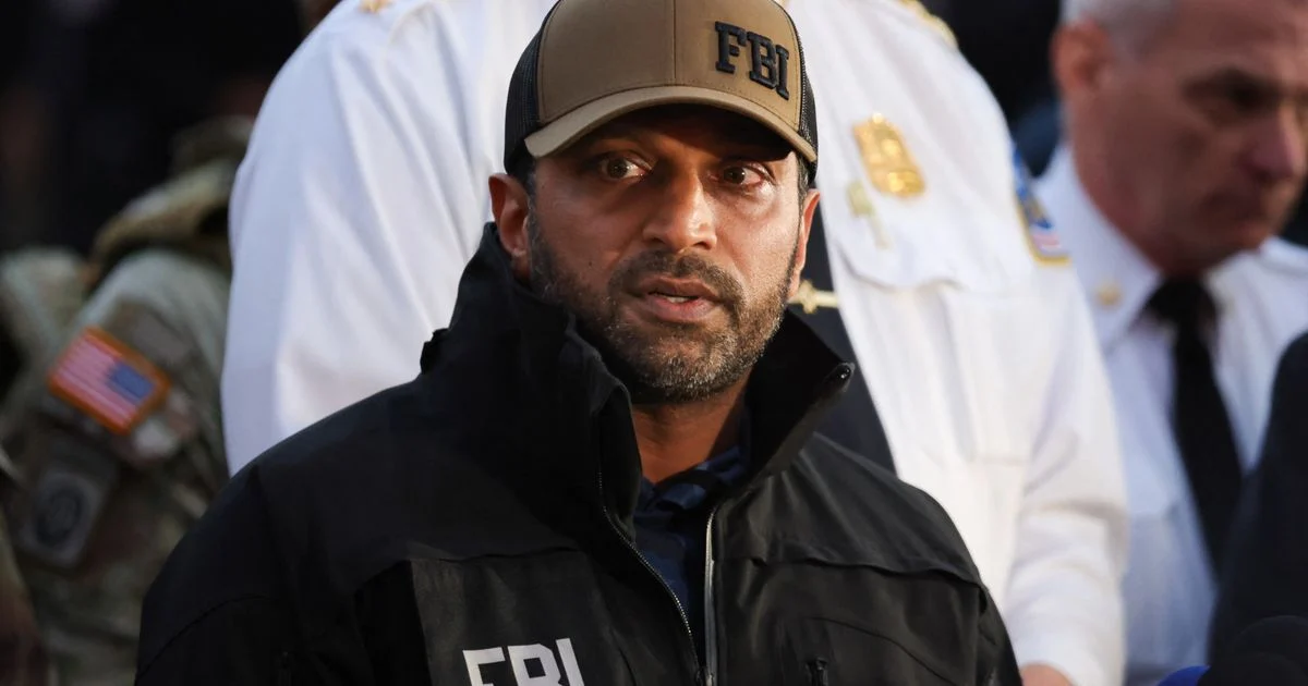 Kash Patel marca presença na final de hóquei Milano Cortina e reacende polêmica sobre uso de avião governamental