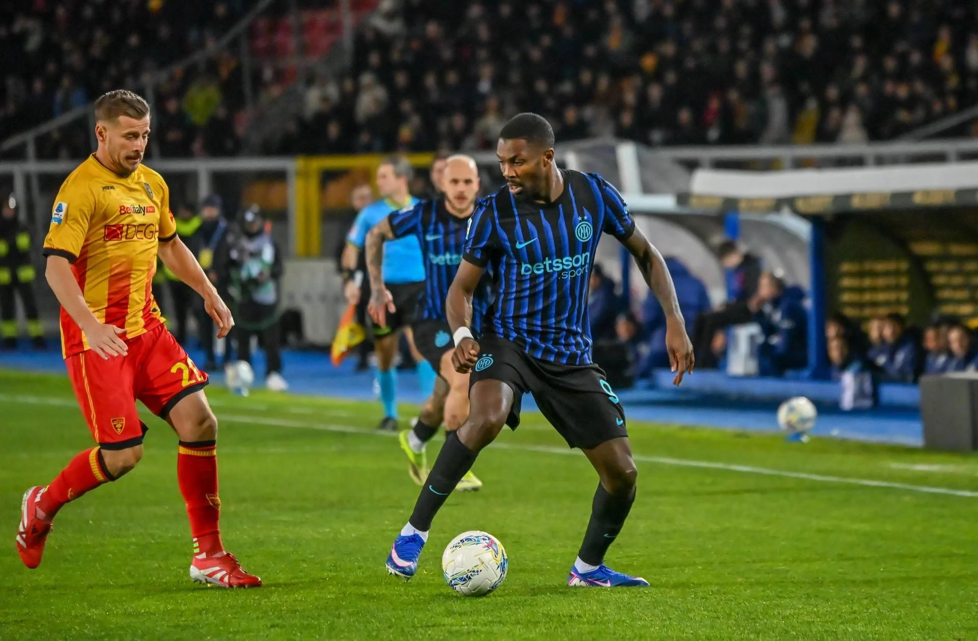Inter vence Lecce por 2-0: Mkhitaryan e Akanji consolidam liderança