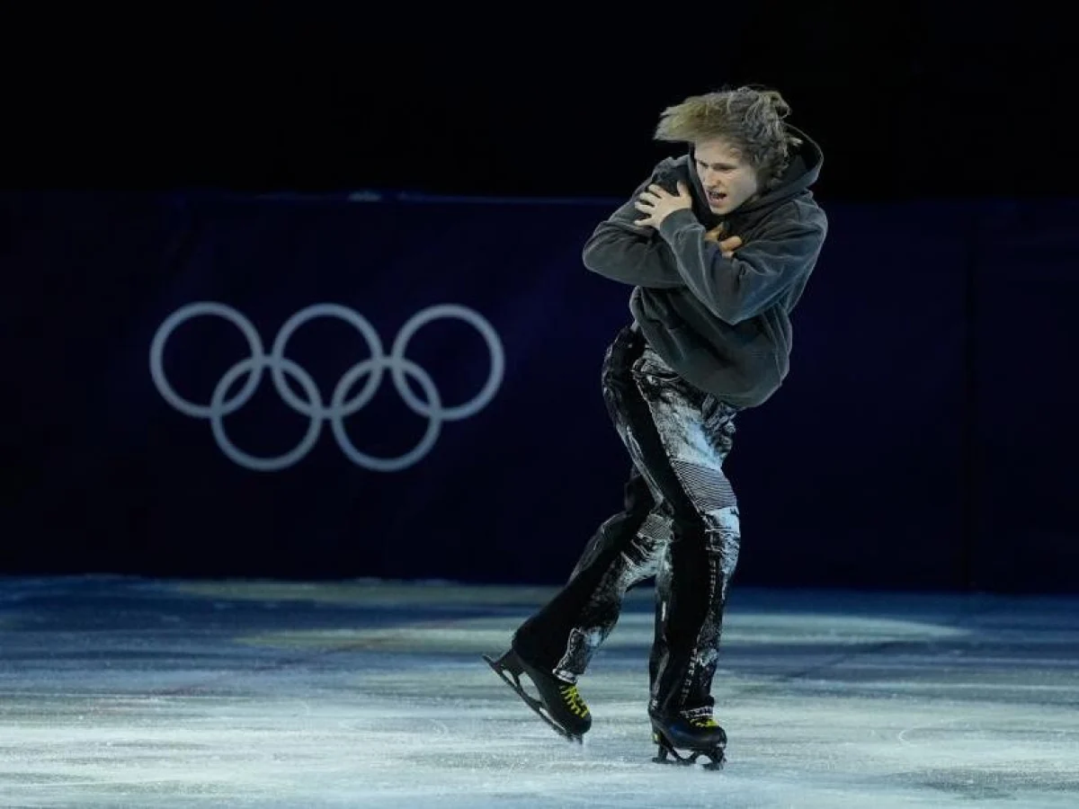 Ilia Malinin patina de jeans no Galà e conquista o público após choque olímpico