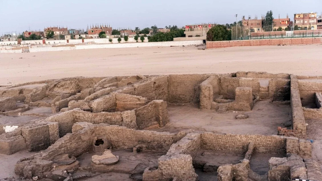 Egito revela vila em adobe e cemitério copto do século XVIII em Qena