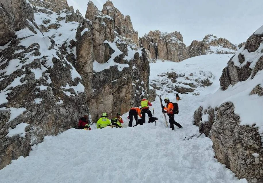 Avalanche em Val di Fassa: jovem de 28 anos morre após ser resgatado em estado crítico