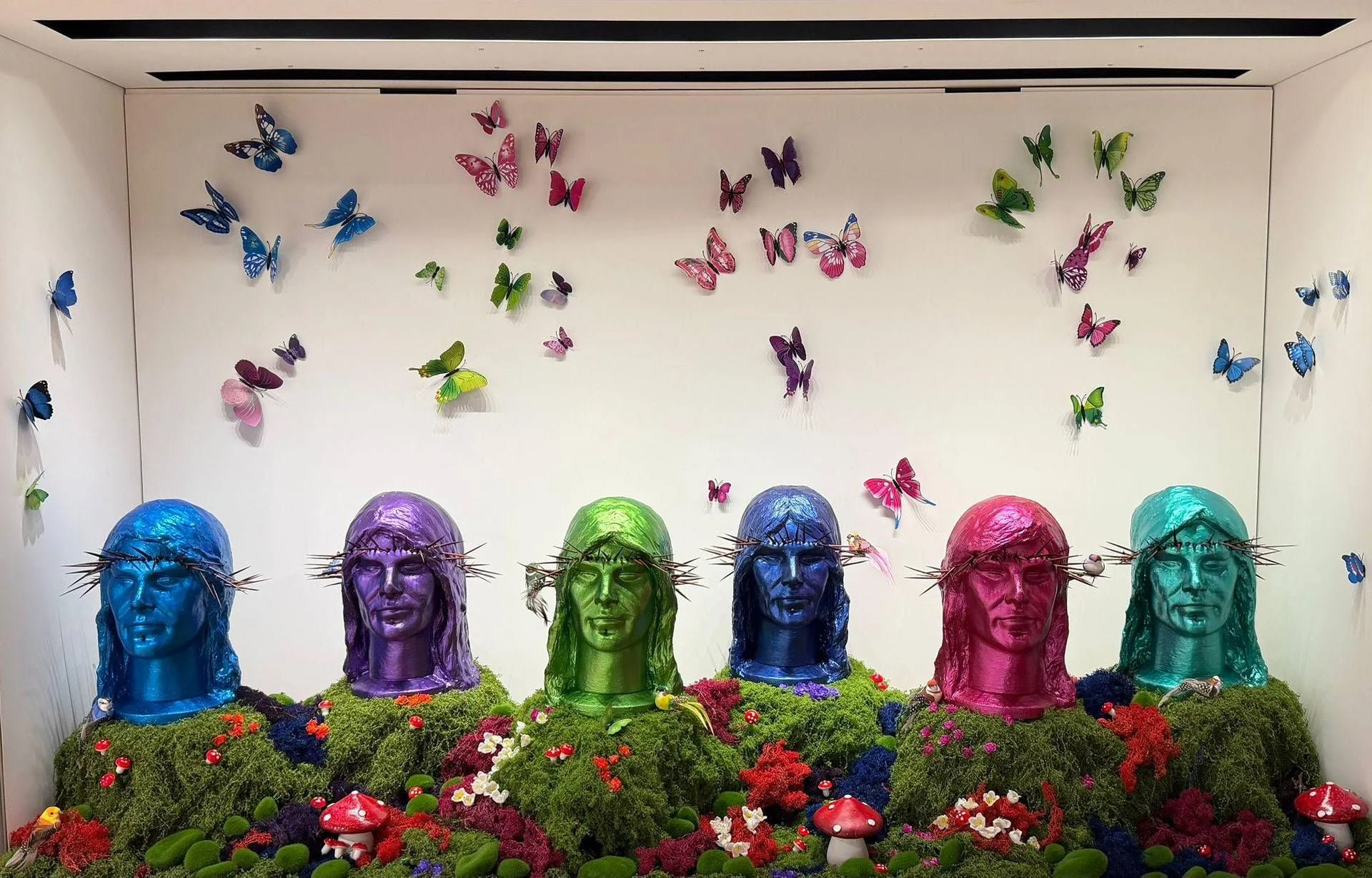 Howtan Re leva a coleção 'Holy Pop' a Casa Sanremo: sagrado, cor e metamorfose