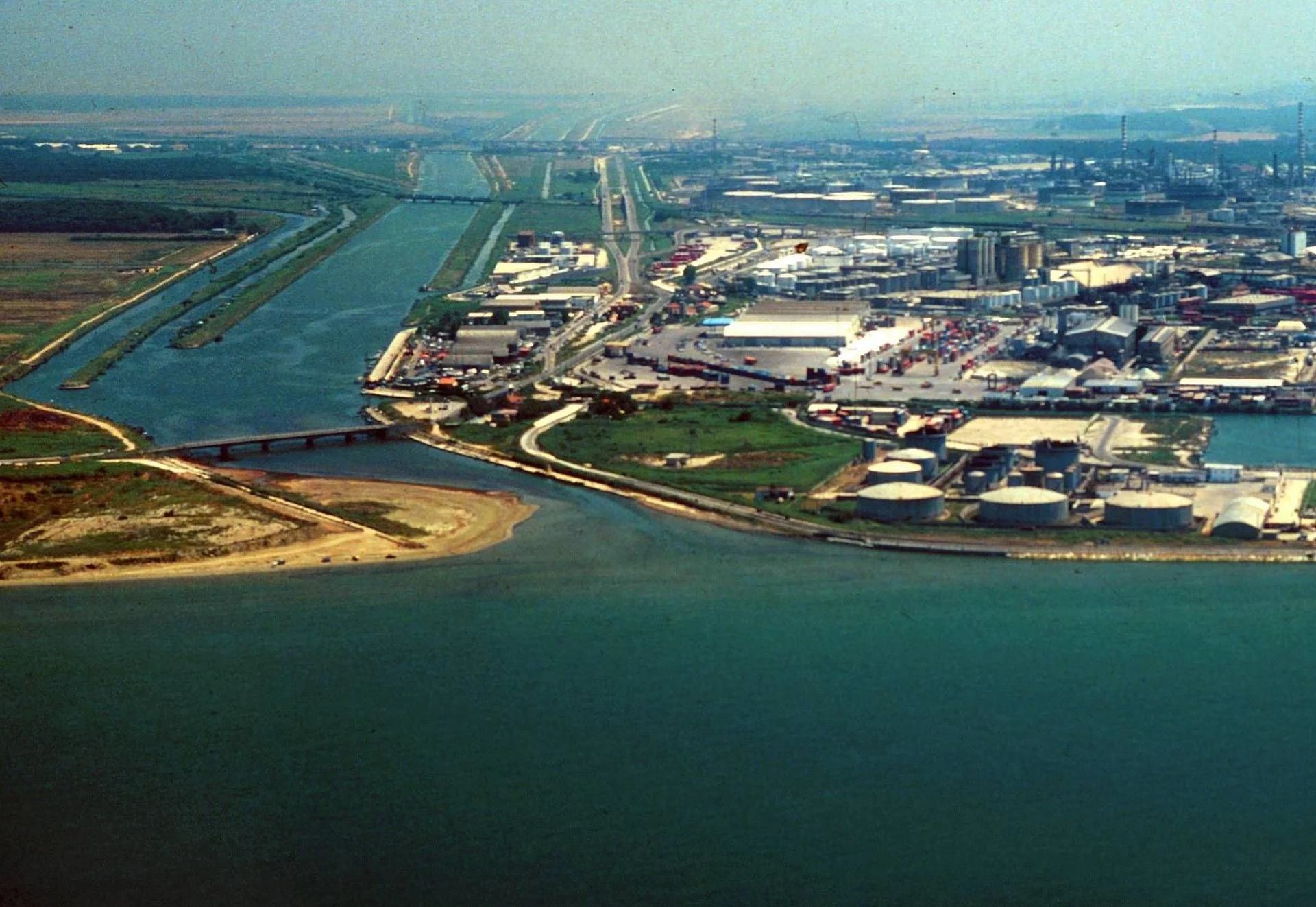 Tragédia no porto de Livorno: pilotina vira e homem morre afogado