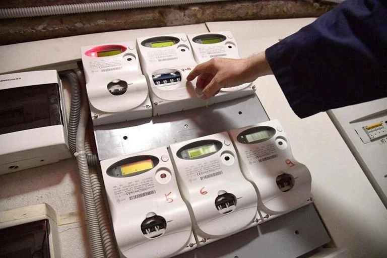 Bollette, spesi 2.055 euro a famiglia nel 2025: la mappa dell'Italia e le stime — rainews.it