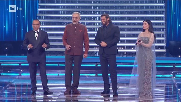 Sanremo 2026, emozione per i due Sandokan sul palco, Bedi a Yaman: "Sei un degno successore" — rainews.it