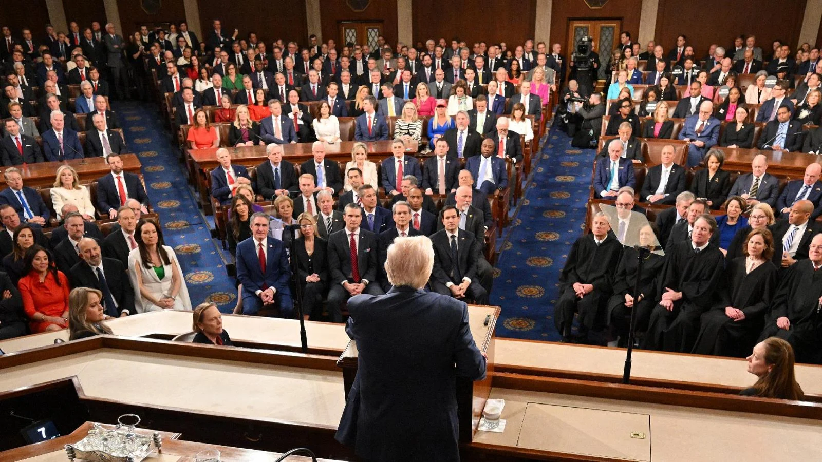 Spanberger desafia Trump: segurança, imigração e o custo do protecionismo no Estado da União