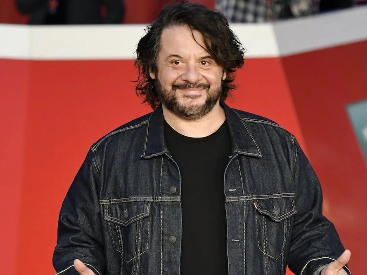 Lillo antes de Sanremo 2026: entre o riso físico de Posaman e o filme que é um espelho do tempo